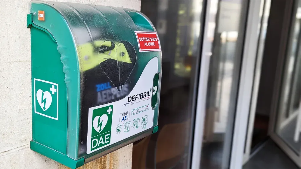 Défibrillateur automatisé externe et son boîtier